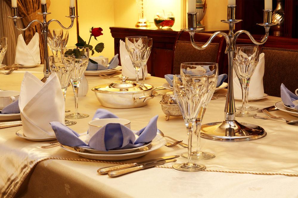 Hotel Intercontinental Dar Al Iman Madinah By Ihg Medina Esterno foto The image shows a beautifully arranged dining table set for a formal occasion. The table is covered with a light-colored tablecloth, and the place settings include elegant dinnerware, including plates and crystal glassware. 

Each place setting has f