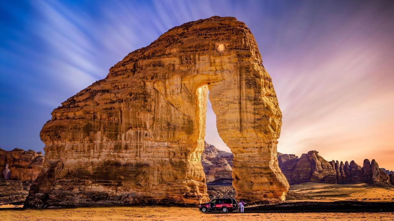 Hotel Intercontinental Dar Al Iman Madinah By Ihg Medina Esterno foto The photo depicts a striking rock formation, characterized by a large archway that has been sculpted by natural processes. The landscape around the formation features sandy terrain and rugged terrain, typical of desert environments. In the foreground