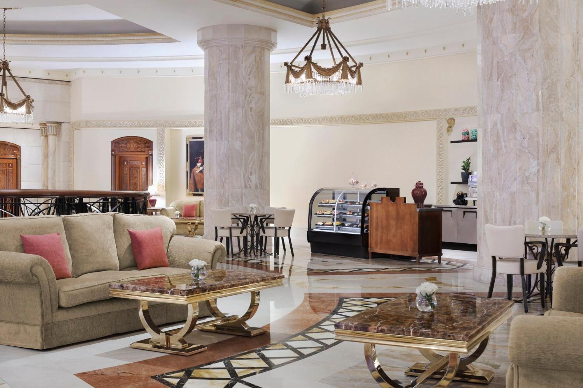 Hotel Intercontinental Dar Al Iman Madinah By Ihg Medina Esterno foto The image shows a spacious and elegantly designed hotel lobby or lounge area. It features plush sofas with cushions, stylish coffee tables, and decorative elements. The decor includes marble columns and a chandelier hanging from the ceiling, adding t